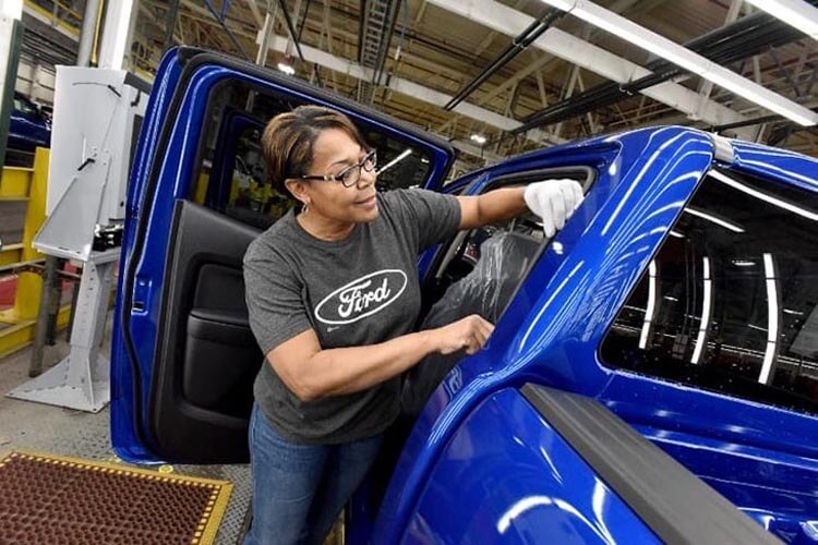 フォード　工場　黒人女性　仕事中